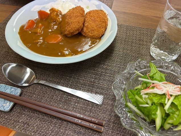 １月１５日の、コロッケカレーとサラダです！