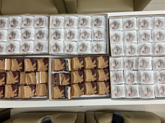 株式会社まるごと食品様から生もみじ饅頭、2種類を送っていただきました！