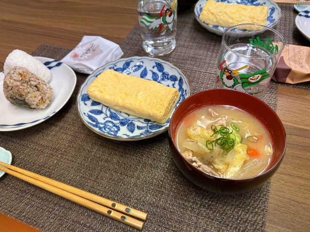 １月２２日のだし巻き、豚汁、おにぎり、デザートの生もみじ饅頭です！
