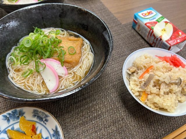 ２月５日の子ども食堂の、にゅうめんとかやくご飯とフルーツ１００%ジュースです！