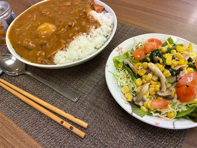 ２月１２日の子ども食堂の、カレーライスとサラダと朝からフルーツです！