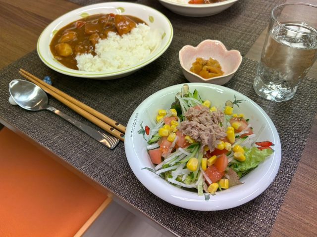 ２月２６日のチキンカレーライス、大根サラダです！