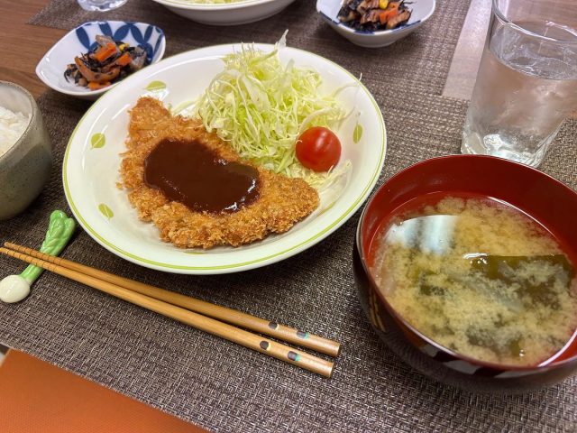 ３月５日の子ども食堂のトンカツ、ひじき、お味噌汁、ご飯です！