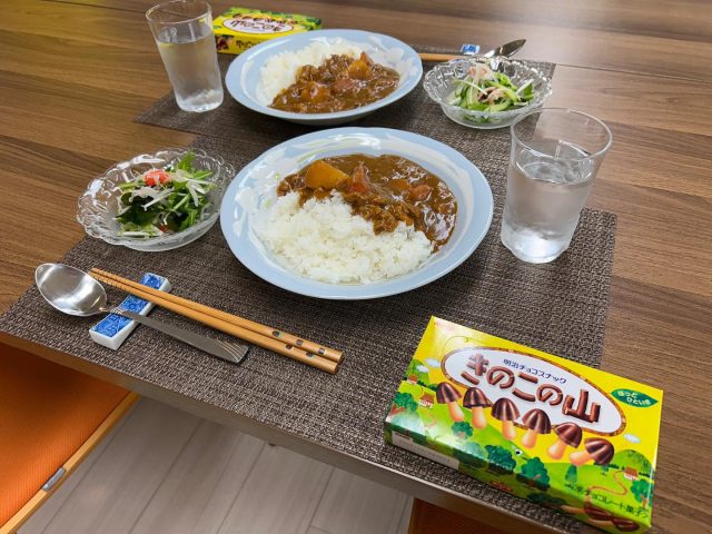 ３月１２日の子ども食堂の豚肉のカレーライス、サラダとキノコの山です！
