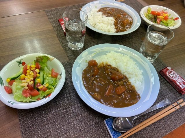 ４月９日の子ども食堂の、カレーライス、サラダ、ようかんです！