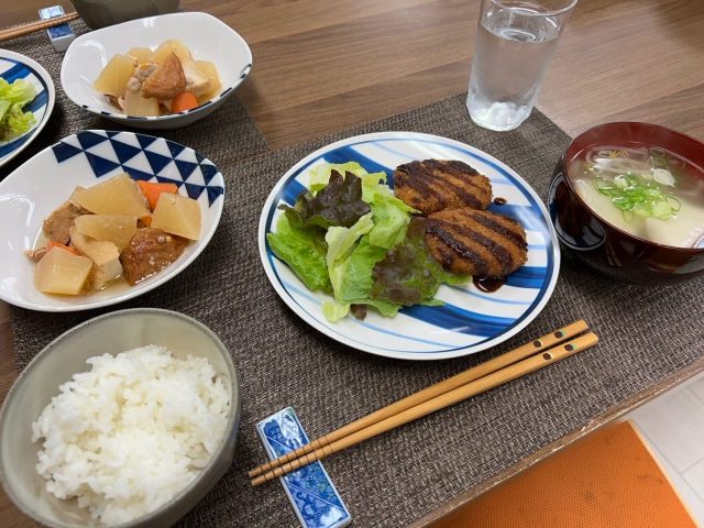 ４月１６日のコロッケ、大根と鶏肉と人参の煮物、水餃子スープです！