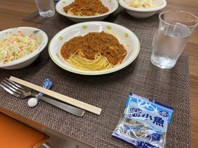５月２１日のメニューの、ミートソーススパゲティ、コールスローサラダ、おつまみの小魚です！