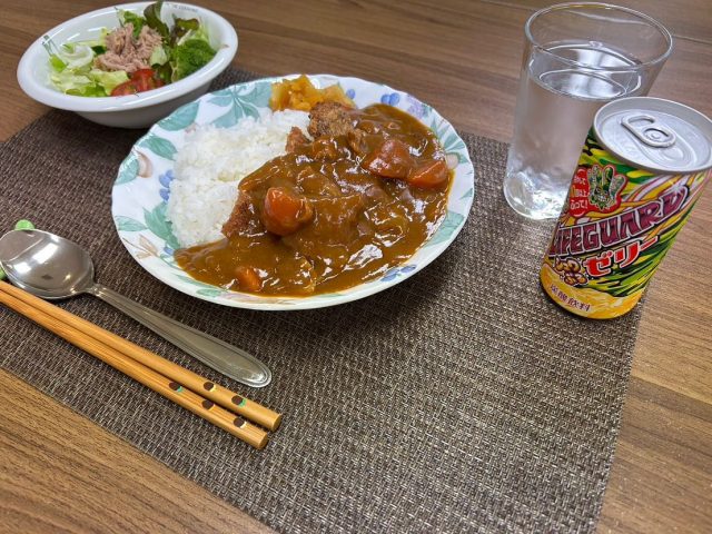５月２８日のカツカレーとサラダとジュースです！