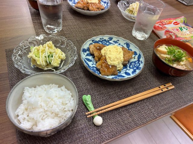 ６月１８日のメニューは、チキンソテータルタルソースかけ、豚汁、ポテトサラダ、ゼリーでした！