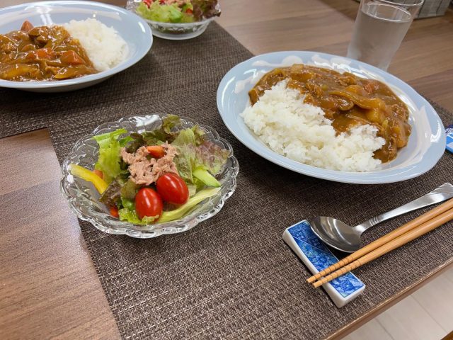 ６月２５日のメニューの、カレーライス、サラダです！