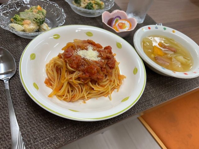 ７月２日のメニューのトマトとツナのサラダ、野菜スープ、ブロッコリーとゆで卵のサラダです！