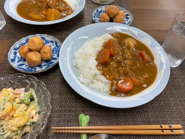７月９日のメニューのカレーライス、マカロニサラダ、ベビーカステラです！