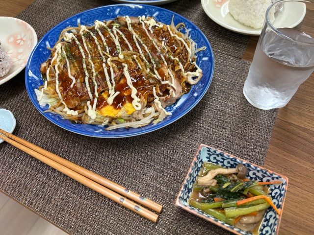 ７月１６日の広島焼き、おにぎり、小松菜とキノコのポン酢和えです！