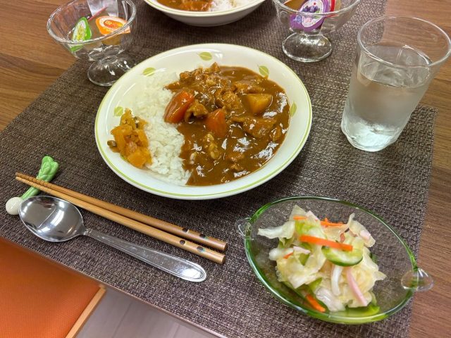 ７月２３日のカレーライス、キャベツの甘酢漬け、ゼリーです！