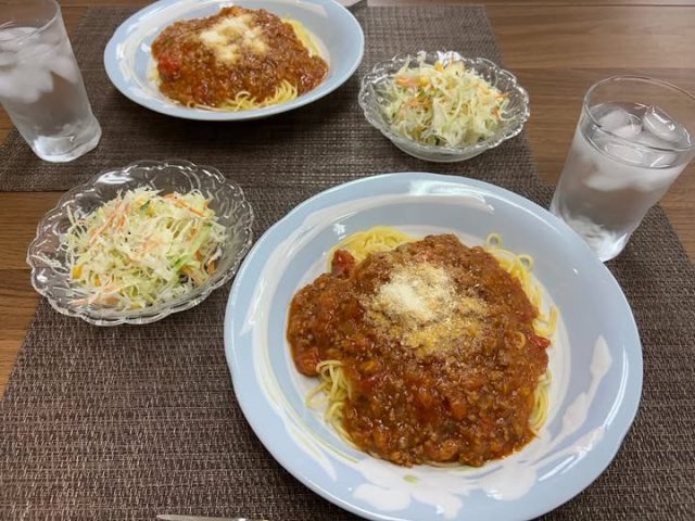 ７月３０日のミートソーススパゲティとサラダです！
