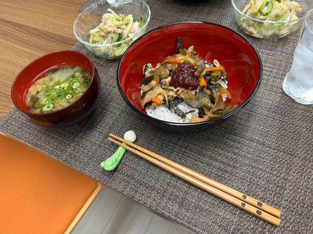 ９月３日の子ども食堂は豚丼、キャベツとツナのサラダ、お味噌汁でした！