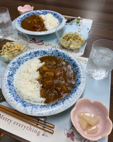 ９月２４日のチキンカレーとスパゲティサラダです！
