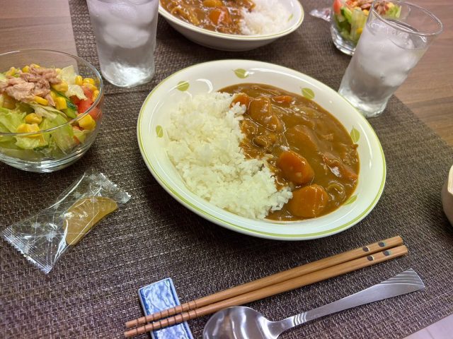 １０月１日のポークカレーライスとサラダです！