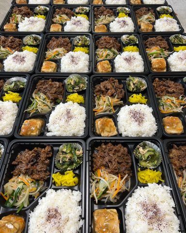 １０月８日の子ども食堂はスタッフ不足の為、焼肉弁当に変更させて頂きました！
