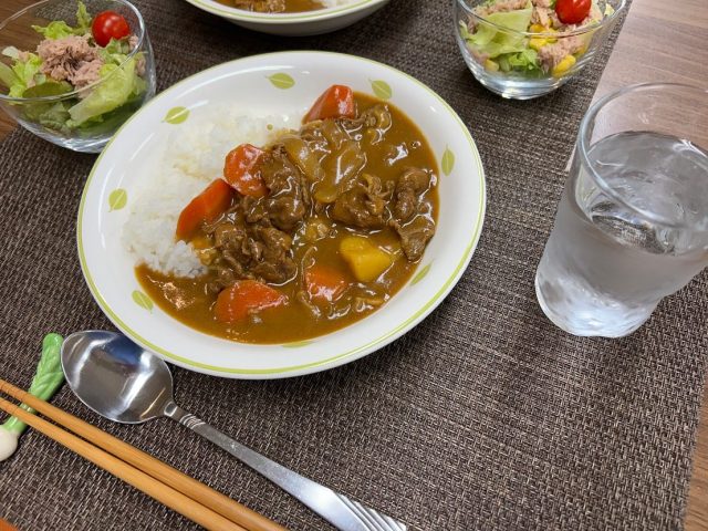 １０月１５日の子ども食堂は、牛肉カレーライスとサラダです！