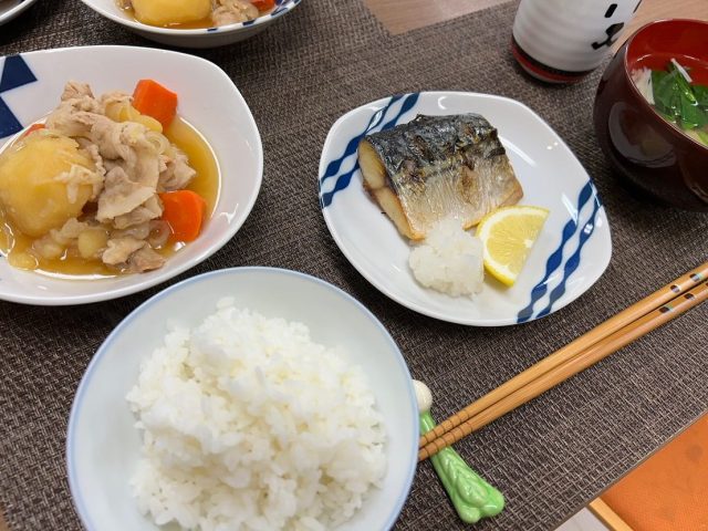 １０月２２日の子ども食堂メニューの、塩サバ、肉じゃが、吸い物です！