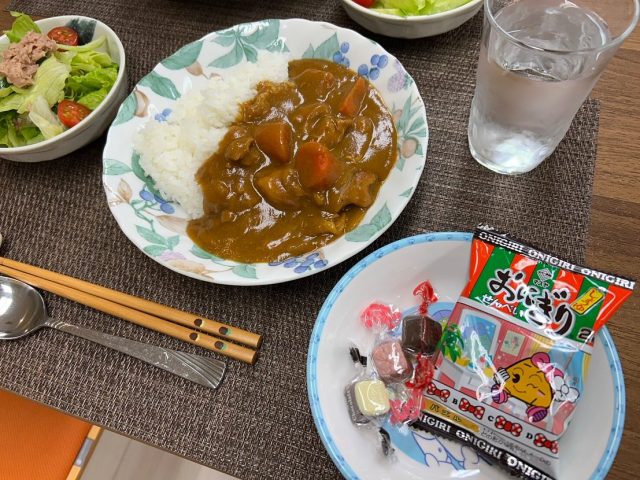 １１月５日のメニューカレーライスとサラダです！