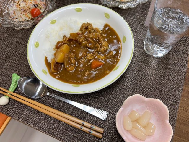 １１月１９日のカレーライスとサラダです！