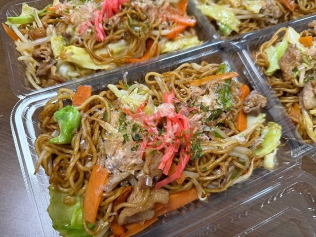 １１月２６日の焼きそばとおにぎりです！