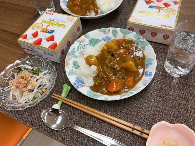 １２月３日のカレーライスとサラダです！