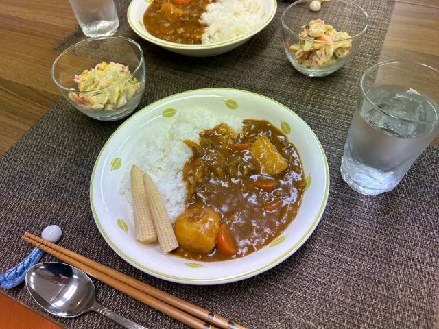 12月17日のカレーライスとサラダです
