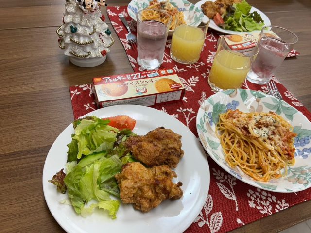 12月24日のトマトとツナのパスタとフライドチキンとサラダです!