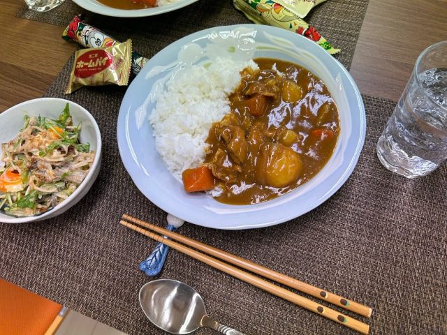 2月4日のレーライスとれんこんと水菜のごまサラダです!