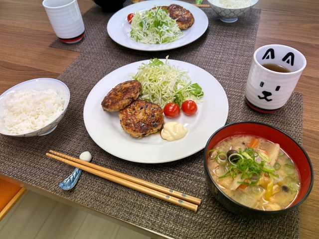 ２月２５日は豆腐ハンバーグと、サラダと豚汁です！