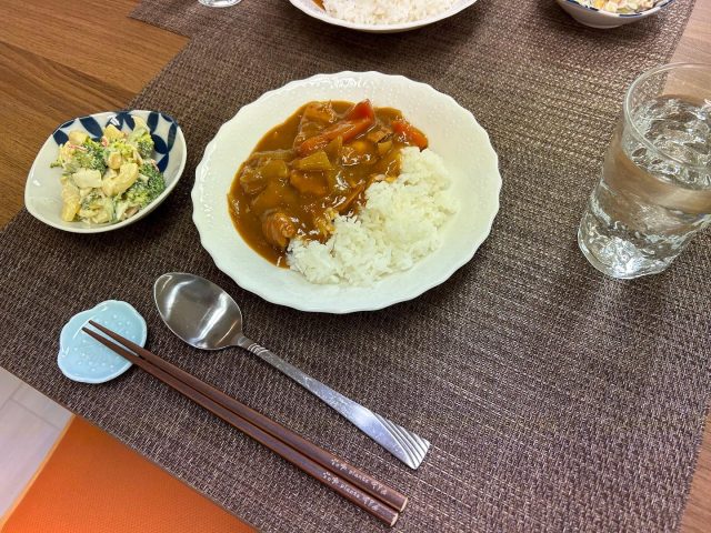 ３月４日はカレーライスとマカロニサラダです！