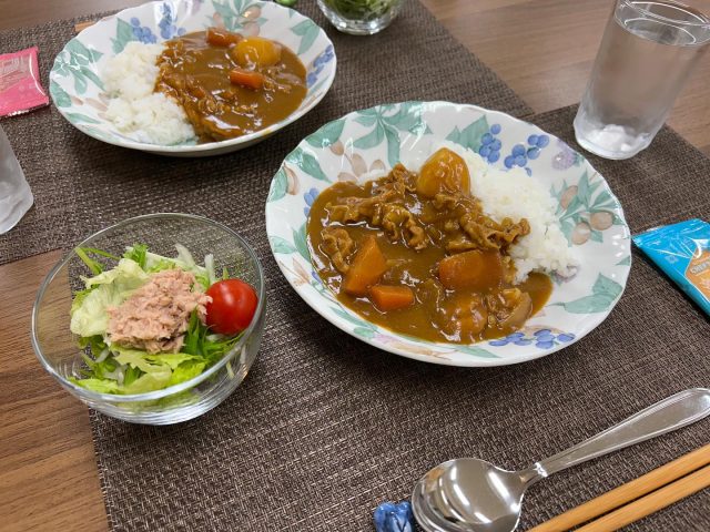 ３月１８日カレーライスとサラダです！