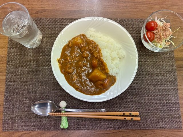 ４月１５日はカレーライスとサラダです！