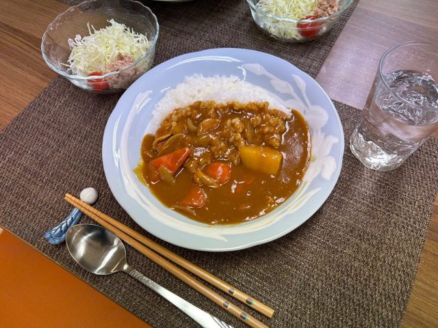４月２２日のカレーライスとサラダです！