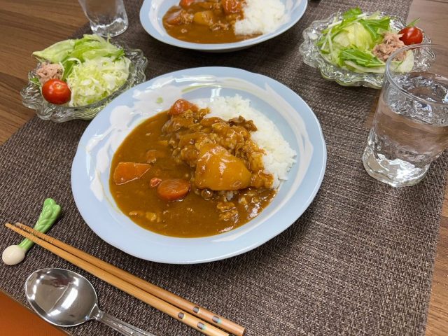 ４月２９日のカレーライスとサラダです！