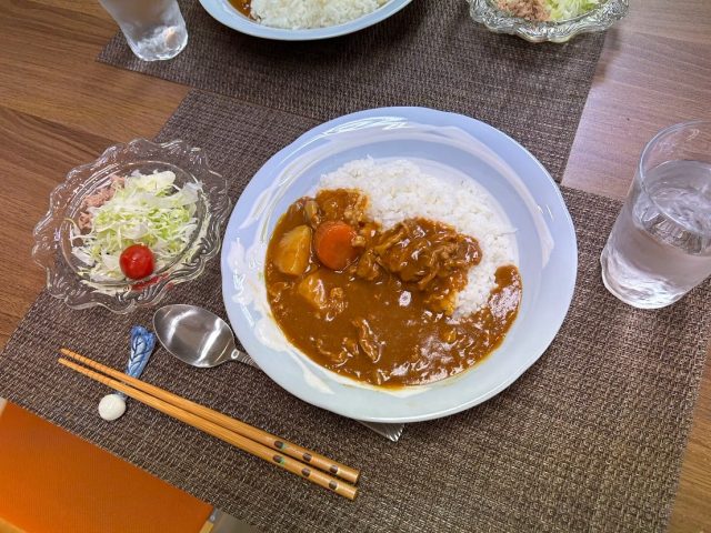 5月13日のカレーライスとサラダです!